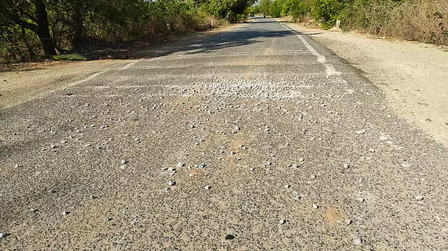 Karnataka : चेलूर तालुक में टिपरों की लापरवाही से सड़क दुर्घटनाओं का खतरा बढ़ा Karnataka : चेलूर तालुक में टिपरों की लापरवाही से सड़क दुर्घटनाओं का खतरा बढ़ा