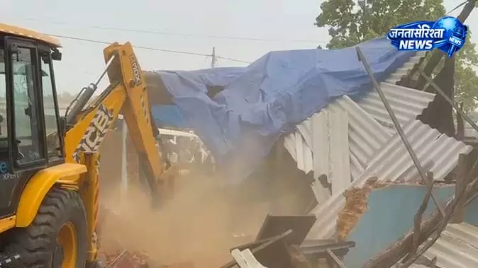 बिना नोटिस चलाया बुलडोजर, वन विभाग पर आरोप बिना नोटिस चलाया बुलडोजर, वन विभाग पर आरोप