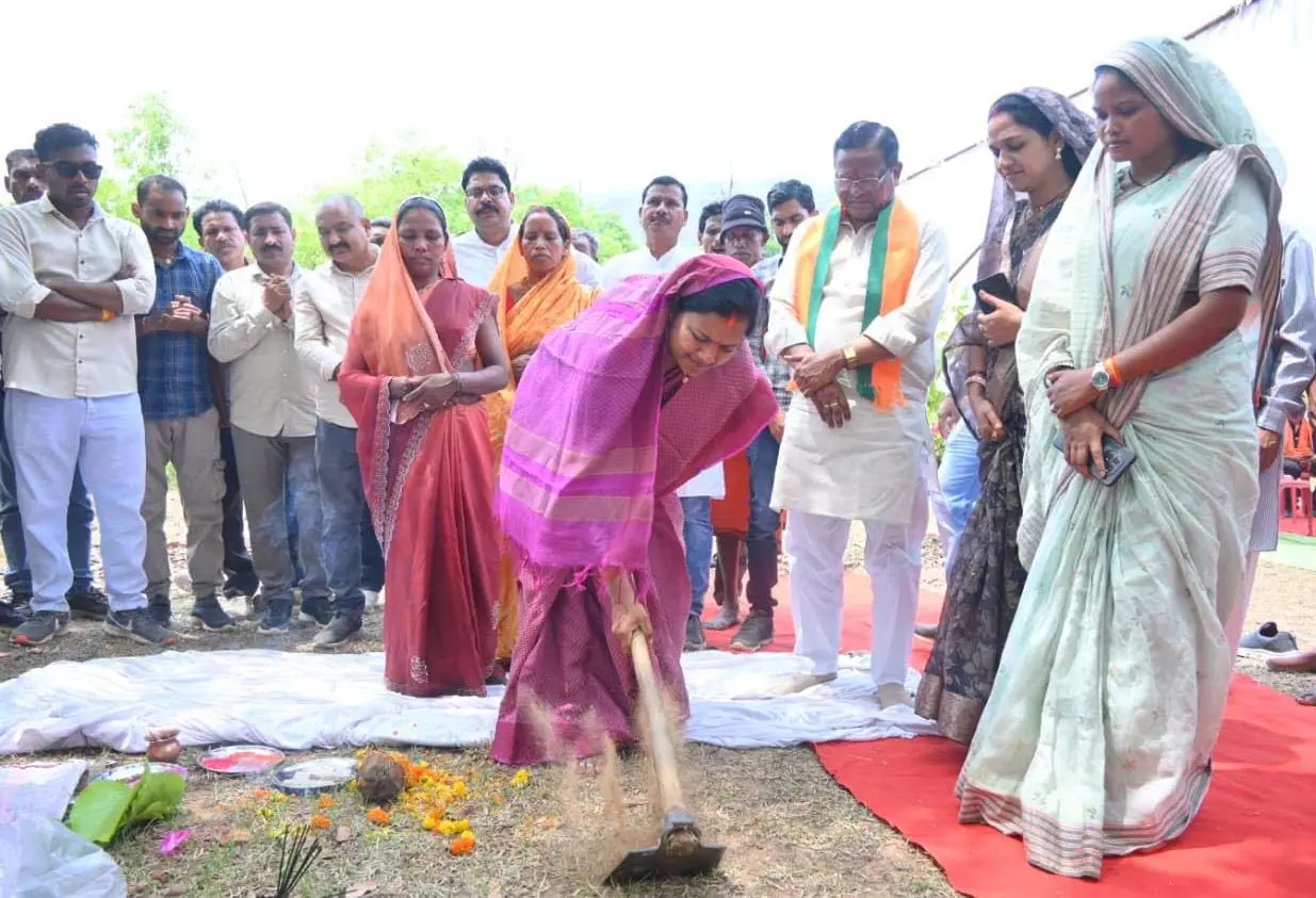 मंत्री लक्ष्मी राजवाड़े ने 13.22 करोड़ रूपये के विकास कार्यों का किया शुभारंभ मंत्री लक्ष्मी राजवाड़े ने 13.22 करोड़ रूपये के विकास कार्यों का किया शुभारंभ