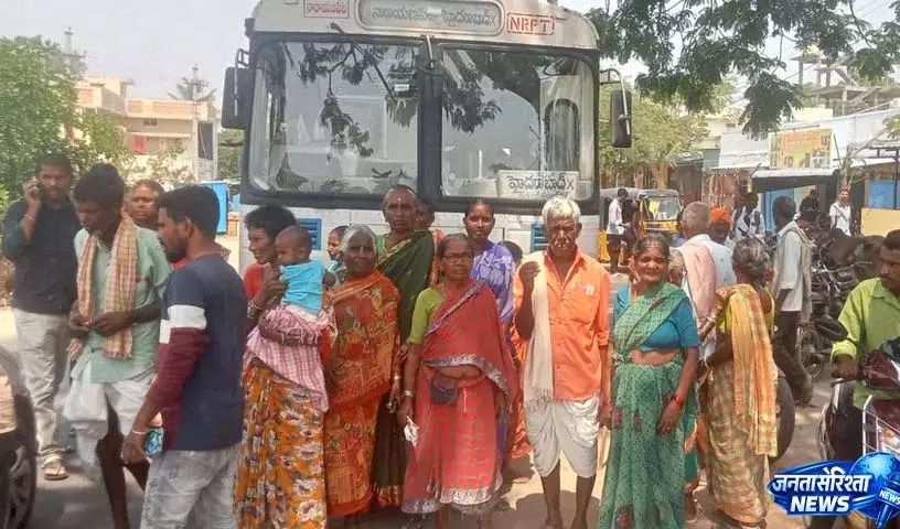 Kansanpalli के ग्रामीणों ने पेंशन न मिलने पर विरोध प्रदर्शन किया Kansanpalli के ग्रामीणों ने पेंशन न मिलने पर विरोध प्रदर्शन किया