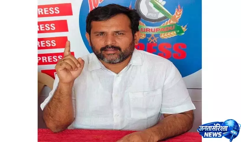 BRS नेता ने केसीआर के गजवेल कैंप कार्यालय पर हमले की निंदा की BRS नेता ने केसीआर के गजवेल कैंप कार्यालय पर हमले की निंदा की