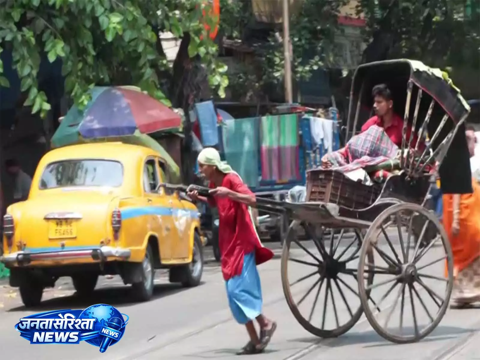 Kolkata में आखिरी हाथ खींचे रिक्शा चालक जीवन यापन में संघर्षरत Kolkata में आखिरी हाथ खींचे रिक्शा चालक जीवन यापन में संघर्षरत