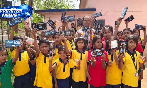 प्रधानपाठक ने अपने जन्मदिन पर बच्चों को बांटे गिफ्ट