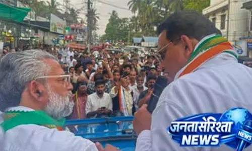 Kerala: अजहरुद्दीन के प्रचार अभियान में कांग्रेस समर्थन के लिए क्रिकेट पिच का इस्तेमाल Kerala: अजहरुद्दीन के प्रचार अभियान में कांग्रेस समर्थन के लिए क्रिकेट पिच का इस्तेमाल