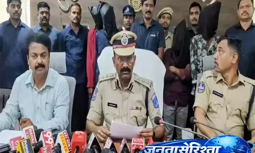 Hyderabad के जीडीमेटला में 63 लाख रुपये की मेथ जब्त, दो गिरफ्तार Hyderabad के जीडीमेटला में 63 लाख रुपये की मेथ जब्त, दो गिरफ्तार