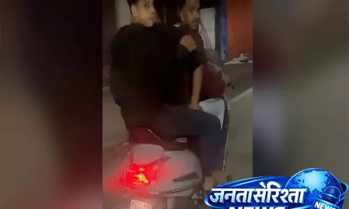 Hyderabad: युवक ने राहगीर के हाथ से मोबाइल छीना — वायरल वीडियो के बाद जांच की शुरू Hyderabad: युवक ने राहगीर के हाथ से मोबाइल छीना — वायरल वीडियो के बाद जांच की शुरू