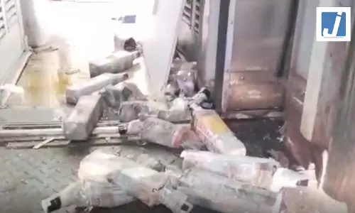ट्रेन से शराब की तस्करी, अचानक छत से धड़ाधड़ गिरने लगीं बोतलें