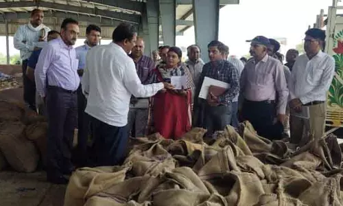एसीएस वुंडरू ने नारनौल, Mahendragarh की अनाज मंडियों का निरीक्षण किया एसीएस वुंडरू ने नारनौल, Mahendragarh की अनाज मंडियों का निरीक्षण किया