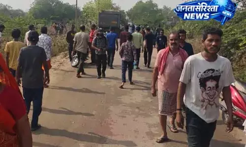 हाईवा चालक ने आगे बढ़ने के चक्कर में बाइक सवार को रौंदा, मौत