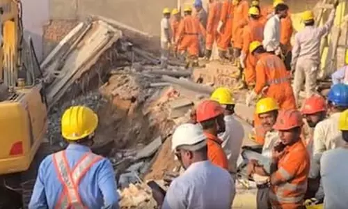 लॉज की इमारत ढहने से 3 की मौत, लापता लोगों की तलाश जारी लॉज की इमारत ढहने से 3 की मौत, लापता लोगों की तलाश जारी