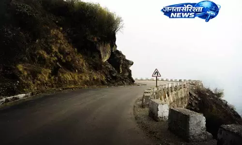 Kullu में टूरिस्ट वाहन खाई में गिरा, 3 की मौत और 8 घायल Kullu में टूरिस्ट वाहन खाई में गिरा, 3 की मौत और 8 घायल