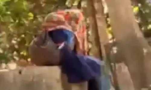 स्कूली छात्रा सरेआम लड़के के साथ कर रही थी अश्लील हरकत, वीडियो वायरल स्कूली छात्रा सरेआम लड़के के साथ कर रही थी अश्लील हरकत, वीडियो वायरल