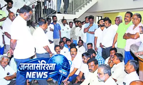 BESCOM ऑफिस में कॉन्ट्रैक्टर्स का प्रदर्शन, अधिकारी पर गाली-गलौज का आरोप BESCOM ऑफिस में कॉन्ट्रैक्टर्स का प्रदर्शन, अधिकारी पर गाली-गलौज का आरोप
