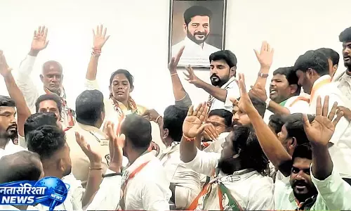 Telangana: कांग्रेस कार्यकर्ताओं द्वारा केसीआर की तस्वीर बदलने पर हंगामा Telangana: कांग्रेस कार्यकर्ताओं द्वारा केसीआर की तस्वीर बदलने पर हंगामा