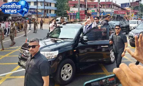 PM Modi तिरुवल्ला पहुंचे, अनाउंसमेंट के बिना रोड शो ने बढ़ाया उत्साह