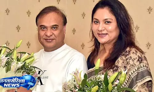 असम विधानसभा चुनाव में सियासी गर्मी, CM सरमा की पत्नी पर कांग्रेस का बड़ा आरोप असम विधानसभा चुनाव में सियासी गर्मी, CM सरमा की पत्नी पर कांग्रेस का बड़ा आरोप