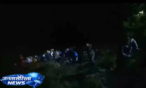 Tourist Accident: खाई में गिरने से चार की मौत, 14 घायल Tourist Accident: खाई में गिरने से चार की मौत, 14 घायल