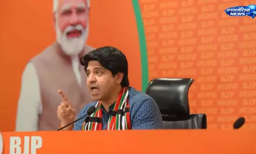 BJP का आरोप: विजयन और गांधी का दिल्ली-में दोस्ती का दिखावा BJP का आरोप: विजयन और गांधी का दिल्ली-में दोस्ती का दिखावा