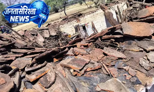 MP : छतरपुर में भारी बारिश के बीच मिट्टी का मकान गिरने से तीन बच्चे दब गए MP : छतरपुर में भारी बारिश के बीच मिट्टी का मकान गिरने से तीन बच्चे दब गए