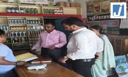 कृषि केंद्रों में दी दबिश, यूरिया की कालाबाजारी पर प्रशासन का हंटर कृषि केंद्रों में दी दबिश, यूरिया की कालाबाजारी पर प्रशासन का हंटर
