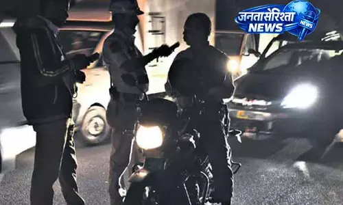 Traffic police ने वीकेंड में 464 शराब पीकर ड्राइविंग करने वालों को रोका Traffic police ने वीकेंड में 464 शराब पीकर ड्राइविंग करने वालों को रोका
