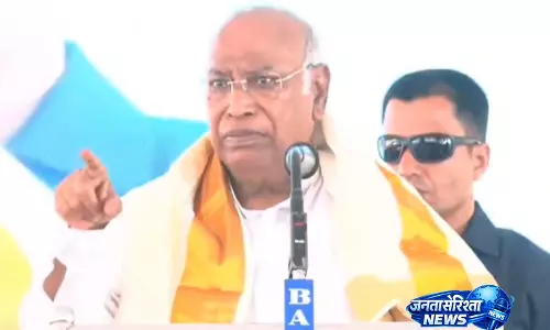 खरगे ने PM मोदी और CM विजयन पर साधा निशाना
