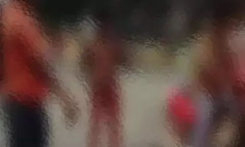 शराब पीने बाइक ले जाने वाले युवक की सड़क पर नग्न पिटाई शराब पीने बाइक ले जाने वाले युवक की सड़क पर नग्न पिटाई