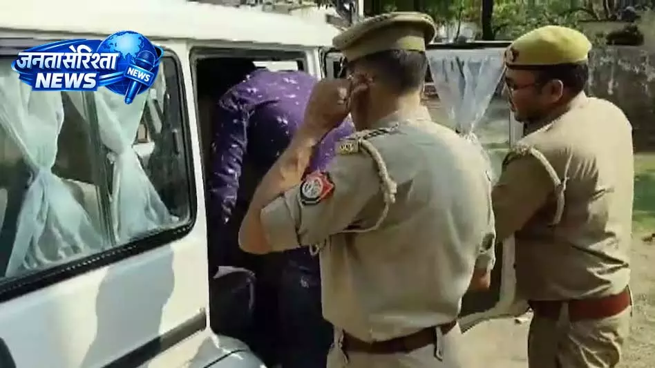 महिला ने मां और भाई पर खुद को बेचने का लगाया आरोप, एसपी को बताई आपबीती महिला ने मां और भाई पर खुद को बेचने का लगाया आरोप, एसपी को बताई आपबीती
