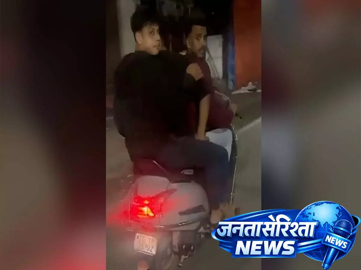 Hyderabad: युवक ने राहगीर के हाथ से मोबाइल छीना — वायरल वीडियो के बाद जांच की शुरू Hyderabad: युवक ने राहगीर के हाथ से मोबाइल छीना — वायरल वीडियो के बाद जांच की शुरू