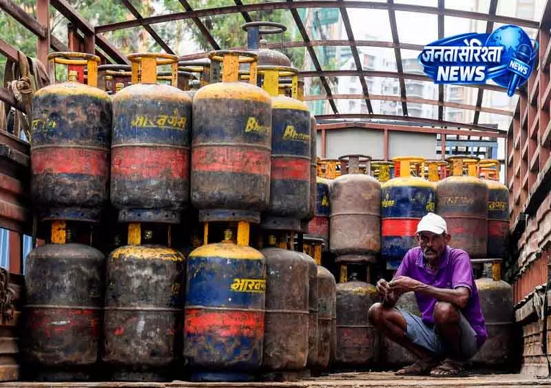 Delhi सरकार का बड़ा कदम: PNG कनेक्शन पर ही मिलेगा LPG की आपूर्ति Delhi सरकार का बड़ा कदम: PNG कनेक्शन पर ही मिलेगा LPG की आपूर्ति