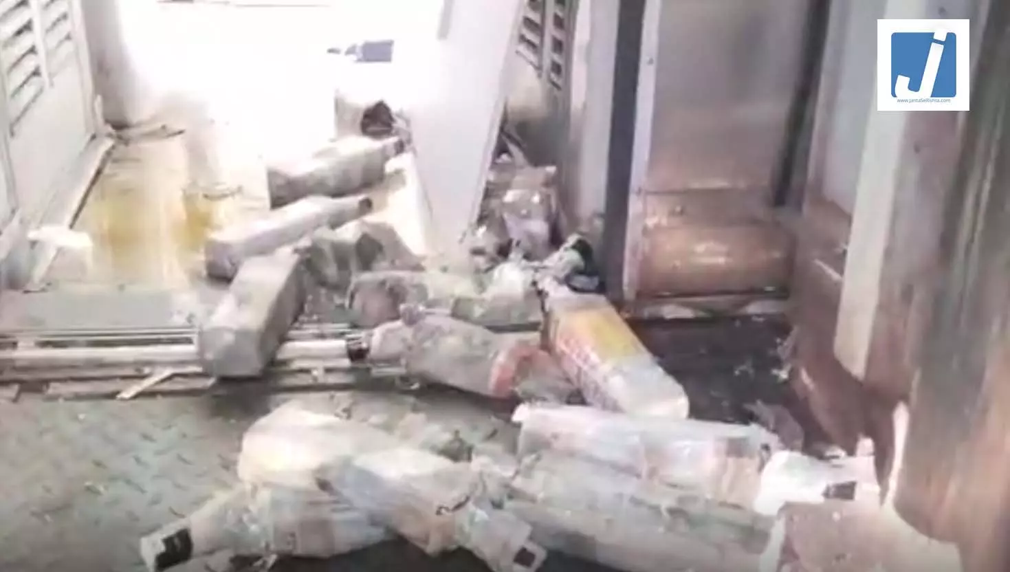 ट्रेन से शराब की तस्करी, अचानक छत से धड़ाधड़ गिरने लगीं बोतलें ट्रेन से शराब की तस्करी, अचानक छत से धड़ाधड़ गिरने लगीं बोतलें