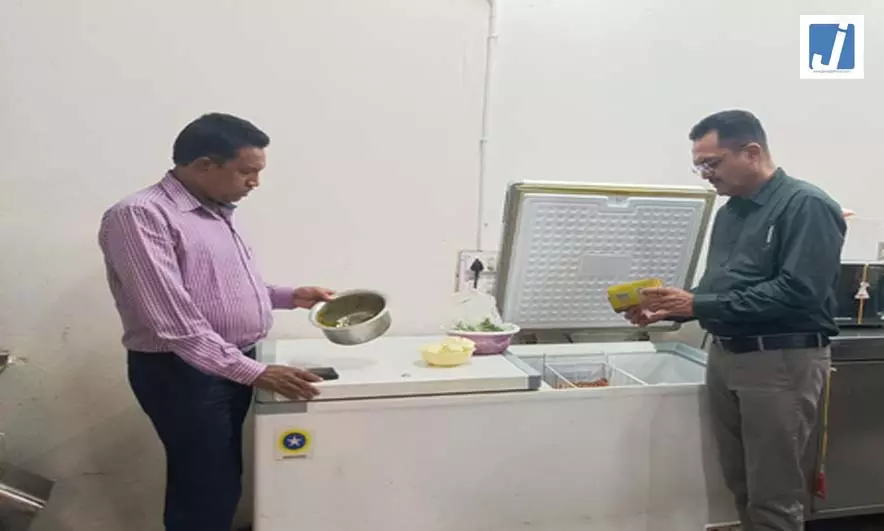 होटलों और ढाबों पर छापेमारी, 1.40 लाख रुपए का जुर्माना और 615 KG खाना नष्ट होटलों और ढाबों पर छापेमारी, 1.40 लाख रुपए का जुर्माना और 615 KG खाना नष्ट