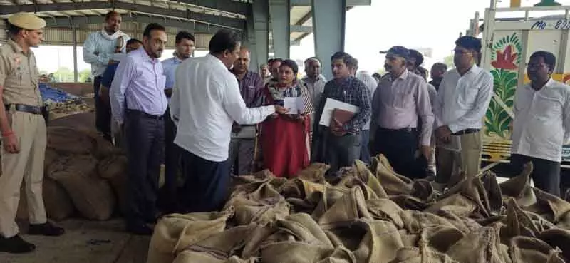 एसीएस वुंडरू ने नारनौल, Mahendragarh की अनाज मंडियों का निरीक्षण किया एसीएस वुंडरू ने नारनौल, Mahendragarh की अनाज मंडियों का निरीक्षण किया