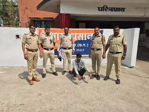 पुलिस की मदद कर ग्राम रक्षा दल ने कातिल को पकड़वाया, भाई की हत्या कर हो गया था फरार पुलिस की मदद कर ग्राम रक्षा दल ने कातिल को पकड़वाया, भाई की हत्या कर हो गया था फरार