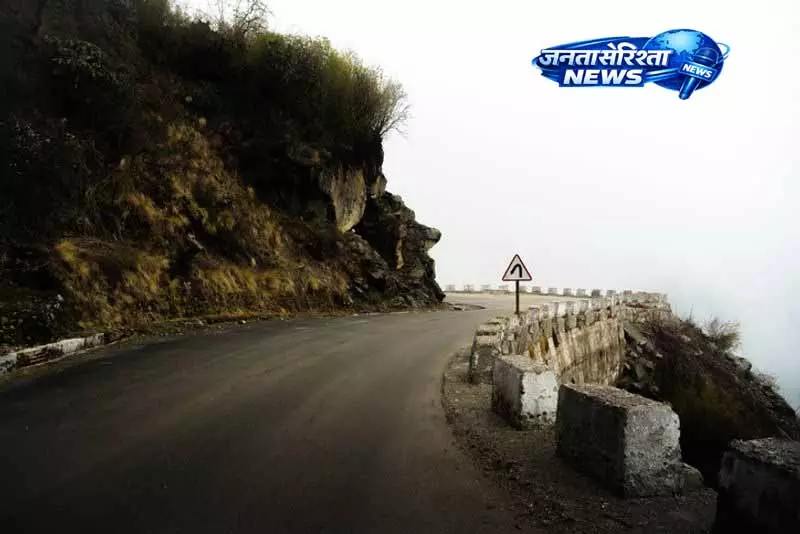 Kullu में टूरिस्ट वाहन खाई में गिरा, 3 की मौत और 8 घायल Kullu में टूरिस्ट वाहन खाई में गिरा, 3 की मौत और 8 घायल