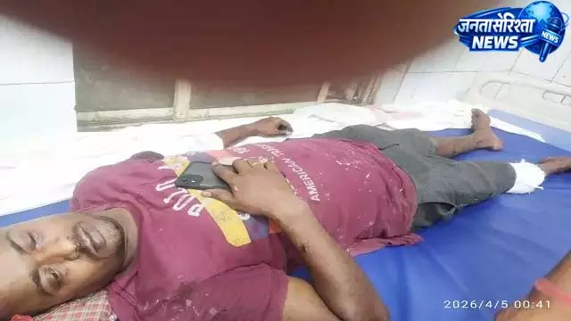 Bhubaneswar में नशे में धुत युवकों ने होटल कर्मचारी का पीछा किया, तलवार से हमला Bhubaneswar में नशे में धुत युवकों ने होटल कर्मचारी का पीछा किया, तलवार से हमला