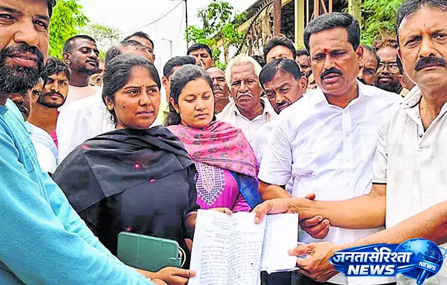 Hittalahalli : अर्बन वेस्ट प्लांट के खिलाफ ग्रामीणों ने किया जोरदार विरोध प्रदर्शन Hittalahalli : अर्बन वेस्ट प्लांट के खिलाफ ग्रामीणों ने किया जोरदार विरोध प्रदर्शन