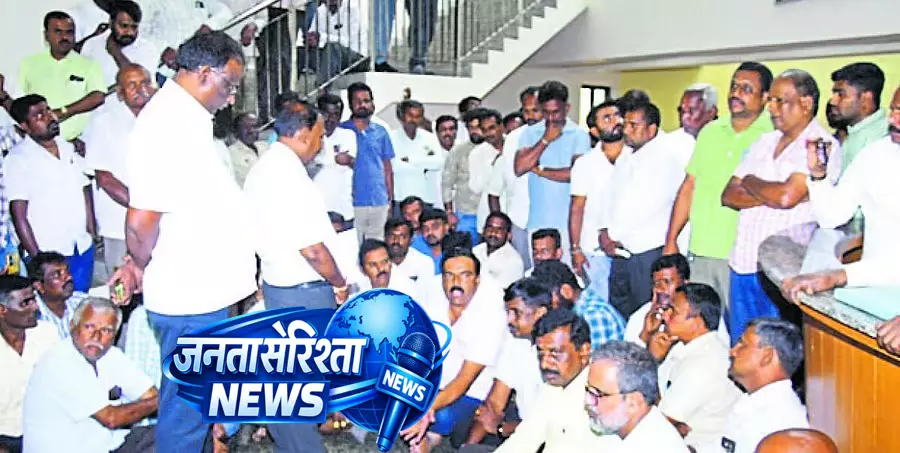 BESCOM ऑफिस में कॉन्ट्रैक्टर्स का प्रदर्शन, अधिकारी पर गाली-गलौज का आरोप BESCOM ऑफिस में कॉन्ट्रैक्टर्स का प्रदर्शन, अधिकारी पर गाली-गलौज का आरोप