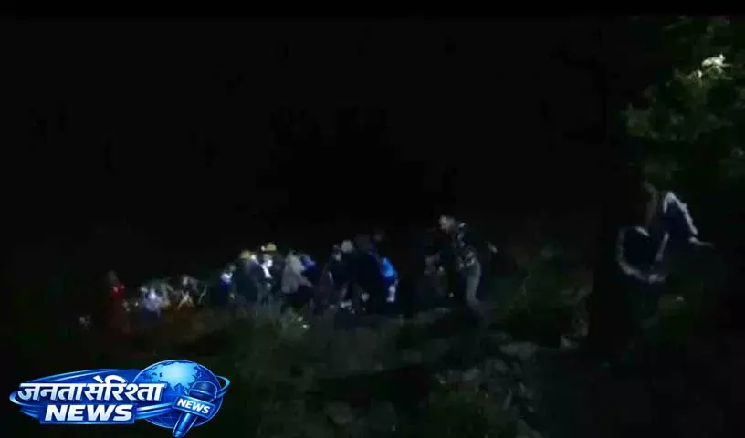 Tourist Accident: खाई में गिरने से चार की मौत, 14 घायल Tourist Accident: खाई में गिरने से चार की मौत, 14 घायल