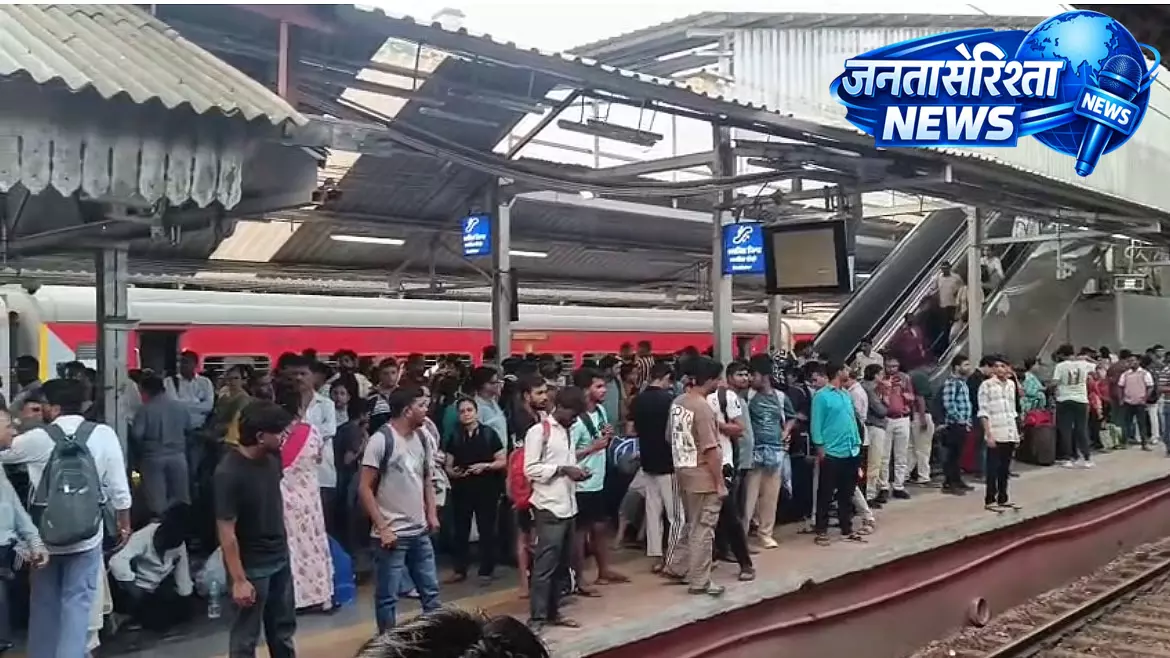 Mumbai : एलफिंस्टन ब्रिज गिराने से लोकल ट्रेनों में बड़ा अवरोध Mumbai : एलफिंस्टन ब्रिज गिराने से लोकल ट्रेनों में बड़ा अवरोध