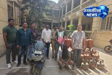 गैस चोर गिरफ्तार, 45 सिलेंडर और 3 बाइक बरामद गैस चोर गिरफ्तार, 45 सिलेंडर और 3 बाइक बरामद