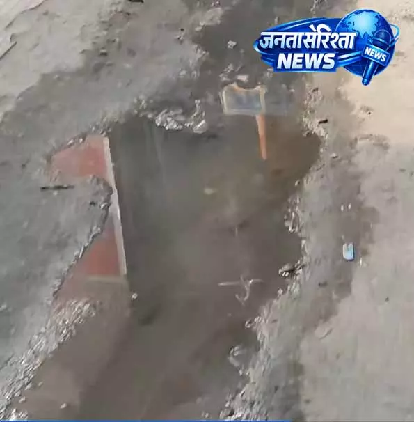 Palampur: नाले से सीवेज लीकेज, लोगों की सेहत पर खतरा Palampur: नाले से सीवेज लीकेज, लोगों की सेहत पर खतरा