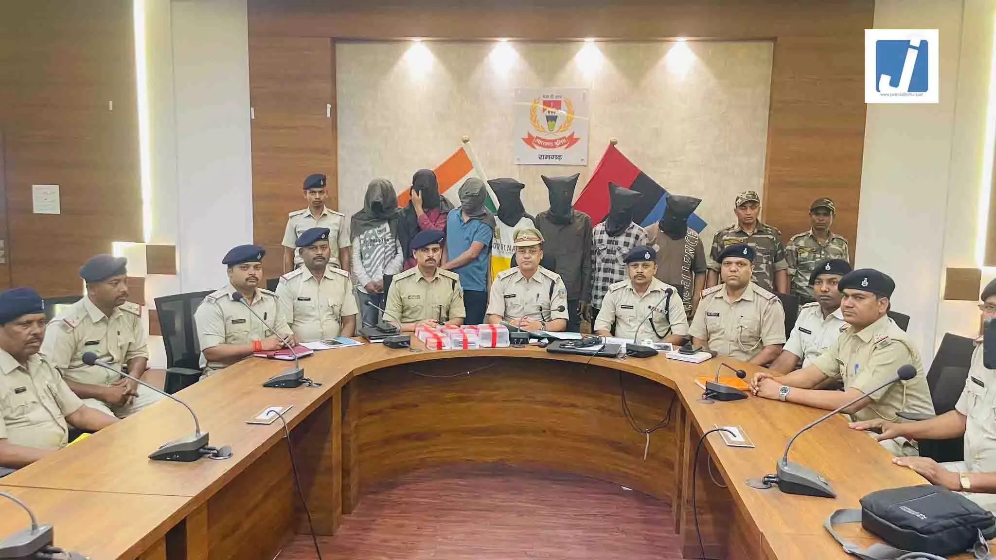 दहशत फैलाने वाले गिरोह के 7 गुर्गे गिरफ्तार, अपराधियों के पास क्या-क्या मिला? दहशत फैलाने वाले गिरोह के 7 गुर्गे गिरफ्तार, अपराधियों के पास क्या-क्या मिला?