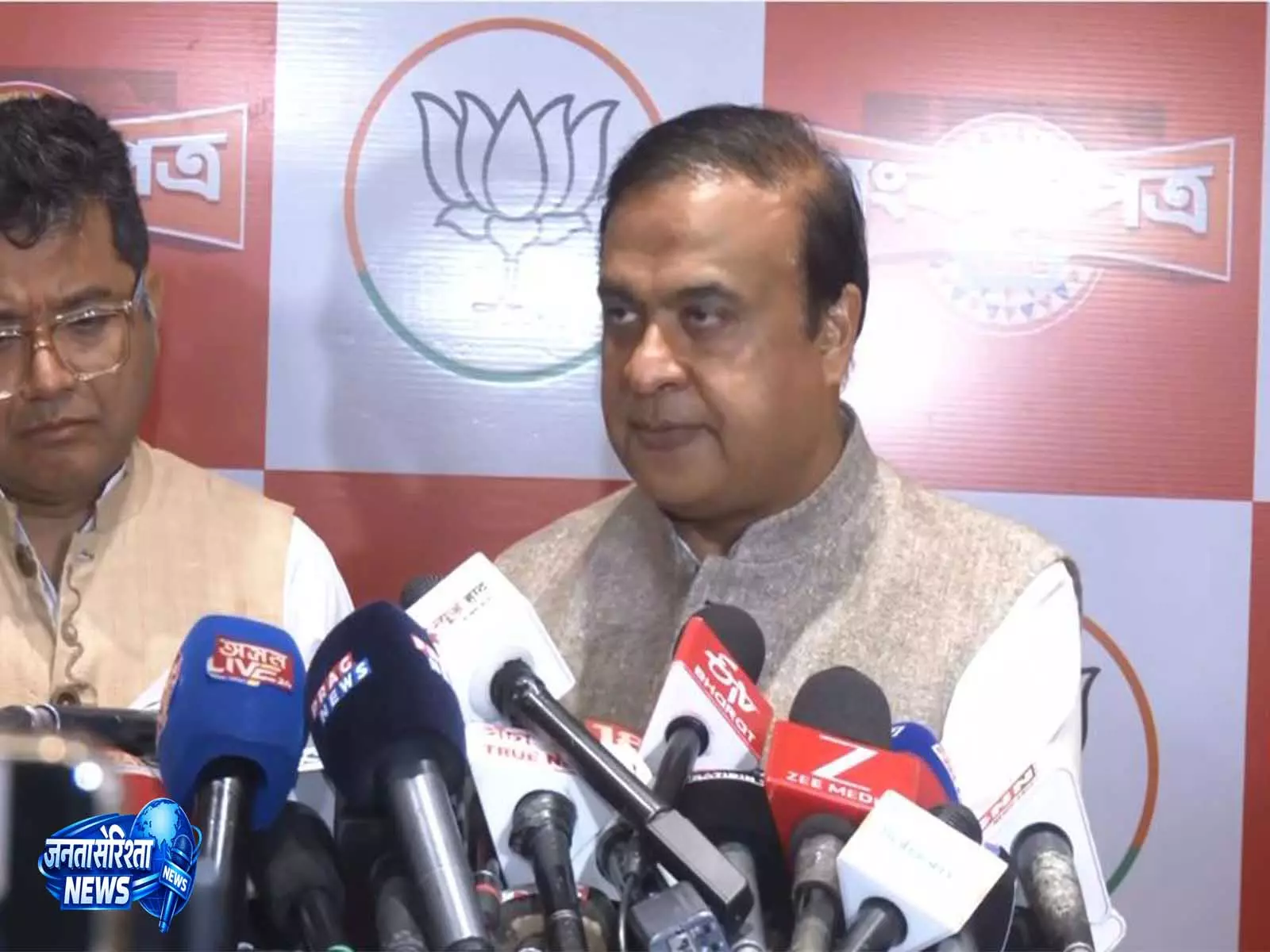 असम CM ने पासपोर्ट आरोपों को बताया मनगढ़ंत असम CM ने पासपोर्ट आरोपों को बताया मनगढ़ंत