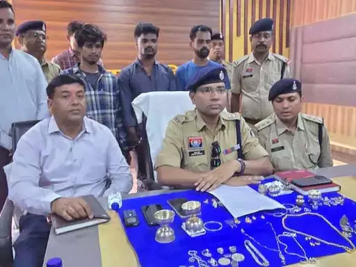 अंतरराज्यीय चोर शेट्टी गैंग का पर्दाफाश, राजनांदगांव में 5 लाख के जेवरात बरामद अंतरराज्यीय चोर शेट्टी गैंग का पर्दाफाश, राजनांदगांव में 5 लाख के जेवरात बरामद