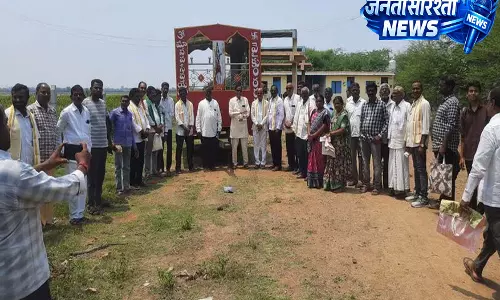 परोपकारी लोगों ने पेड्डापल्ली के कोलनूर गांव को अंतिम संस्कार के लिए वाहन दान किया परोपकारी लोगों ने पेड्डापल्ली के कोलनूर गांव को अंतिम संस्कार के लिए वाहन दान किया