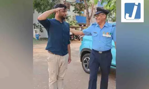 बेटे के सैल्यूट ने जीत लिया सबका दिल, इंडियन एयर फोर्स से रिटायर हुए पिता बेटे के सैल्यूट ने जीत लिया सबका दिल, इंडियन एयर फोर्स से रिटायर हुए पिता