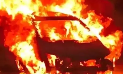 कार को आग के हवाले कर दिया, चालक ने भागकर बचाई जान