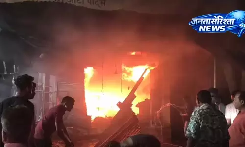 बलौदाबाजार में आगजनी की बड़ी घटना, ऑटो पार्ट्स की दुकान खाक बलौदाबाजार में आगजनी की बड़ी घटना, ऑटो पार्ट्स की दुकान खाक