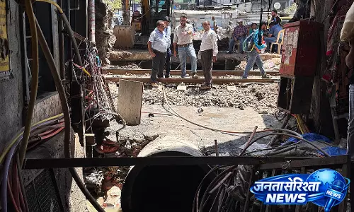 Bandra ईस्ट में 36 साल पुरानी पाइपलाइन बदलकर मॉनसून में बाढ़ की समस्या पर काबू Bandra ईस्ट में 36 साल पुरानी पाइपलाइन बदलकर मॉनसून में बाढ़ की समस्या पर काबू